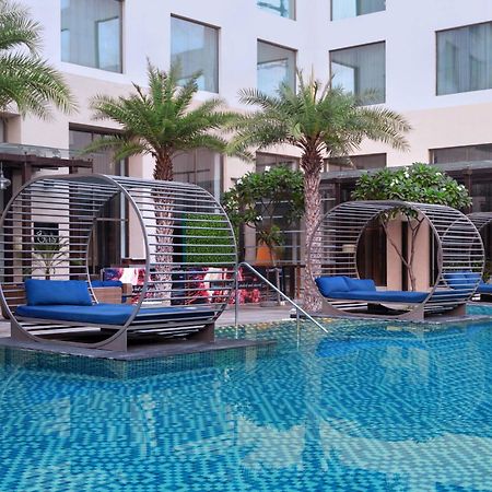 Courtyard By Marriott Agra Otel Agra  Dış mekan fotoğraf The pool at the hotel